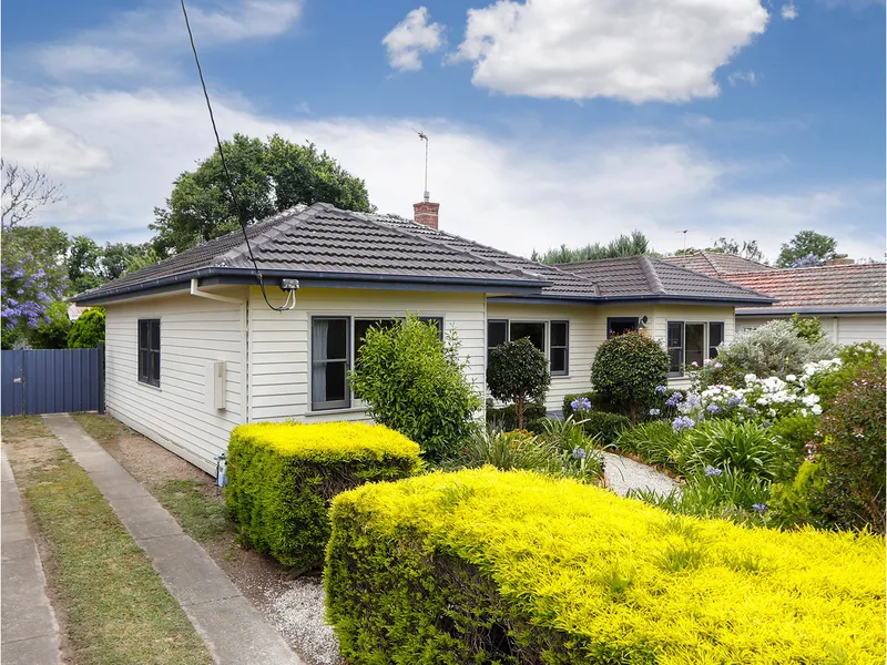 IMMACULATE WEATHERBOARD IN A PRIME LOCATION