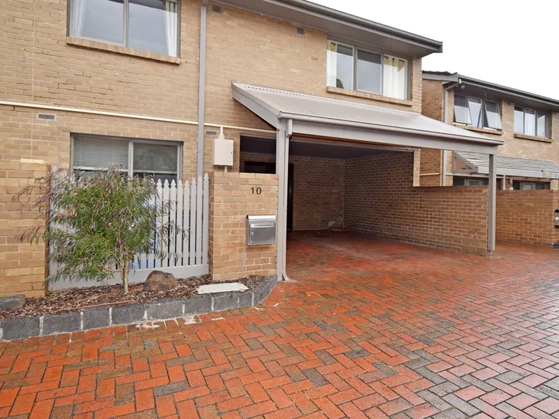 3 BEDROOM TWO- STOREY APARTMENT IN VIBRANT BAYSIDE LOCATION