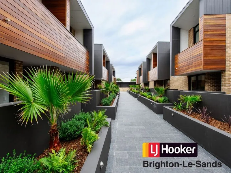 UNIQUE PENTHOUSE STYLE ONE BEDROOM APARTMENT. STORAGE. BASEMENT PARKING