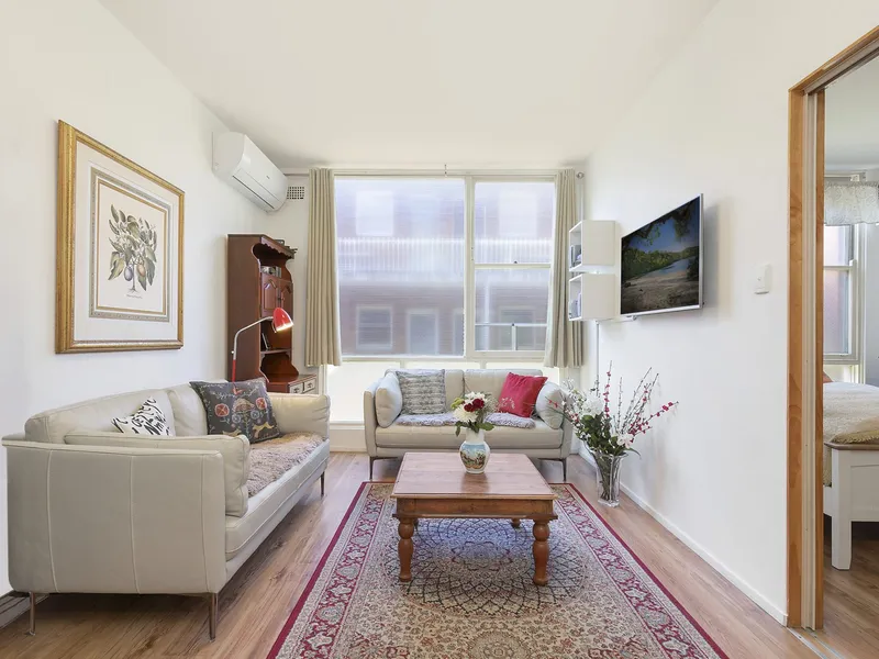 Immaculate with B-Line and Restaurants Nearby