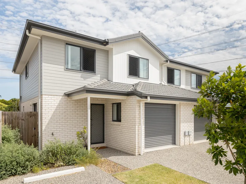 Near new townhouse in boutique community