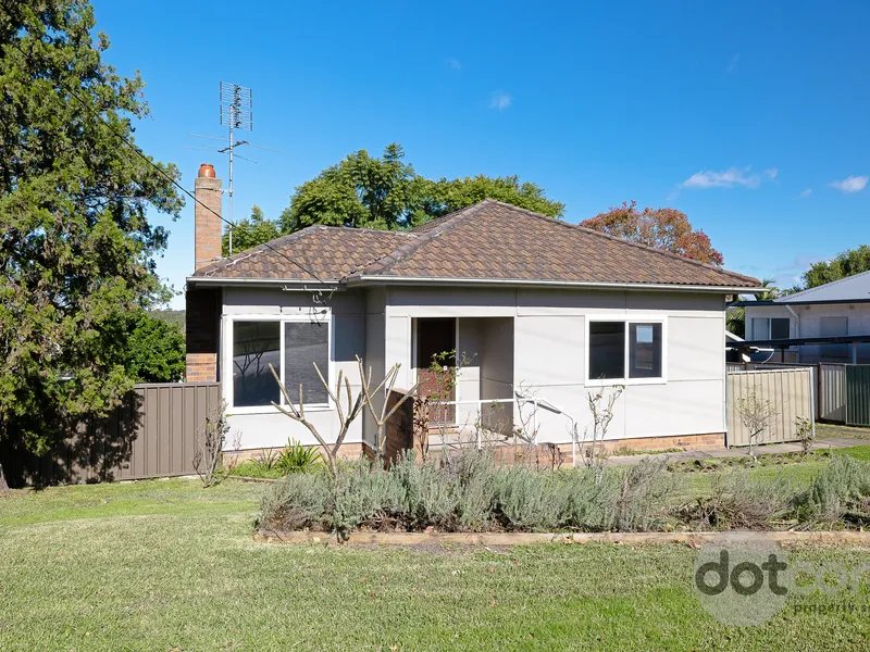 HIDDEN GEM adjacent to the pristine waters of Fennell Bay, Lake Macquarie