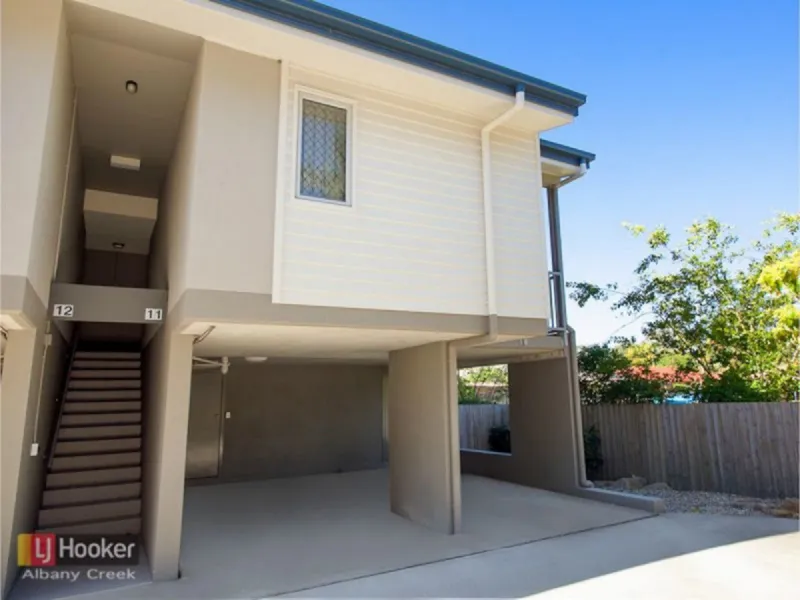 STUNNING 3 BEDROOM TOWNHOUSE WITH AIR CONDITIONING & DOUBLE CARPORT!!