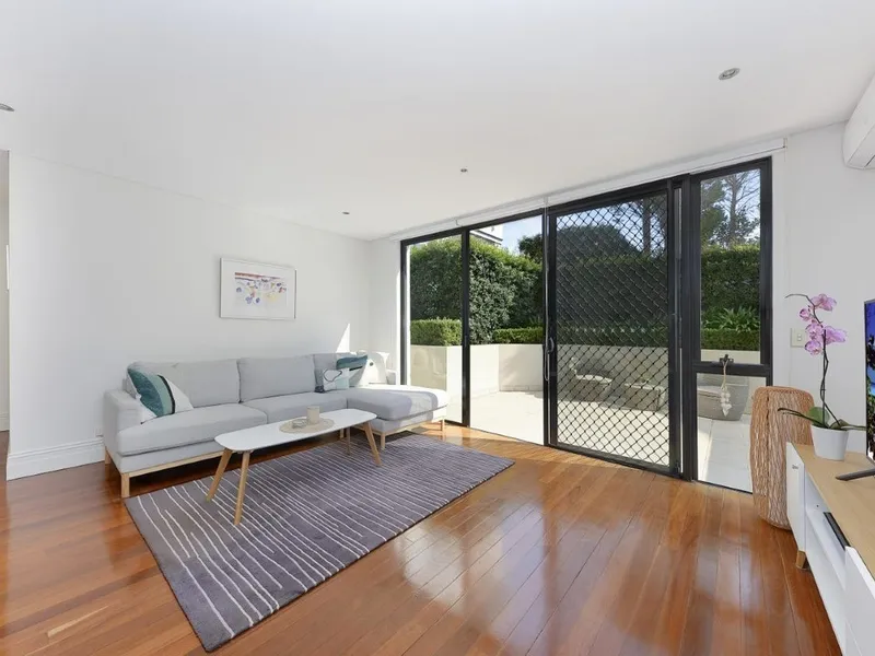 This very cool Bondi beach pad could be yours, a must to see!