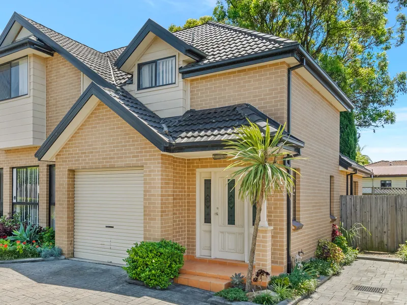 IMMACULATE TOWNHOUSE