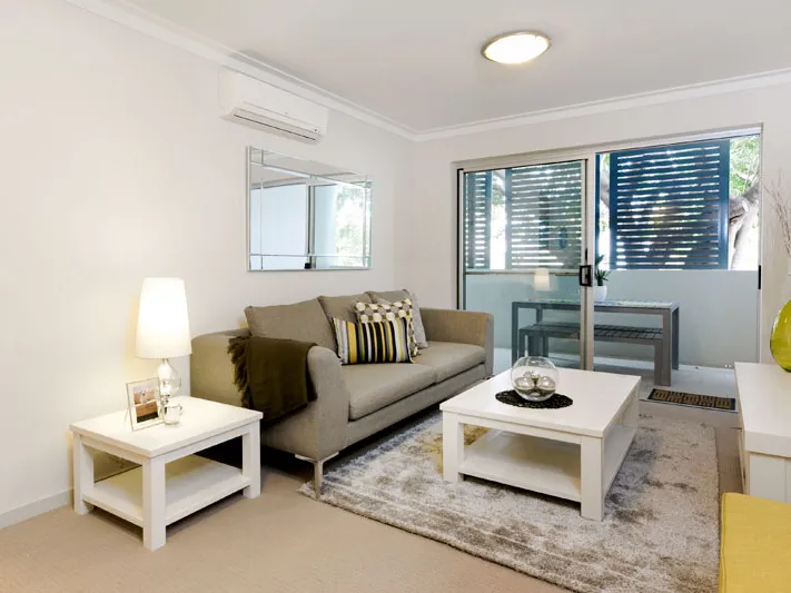 Spacious 1 Bedroom Apartment, with High Ceilings & WHITE GOODS INCLUDED!