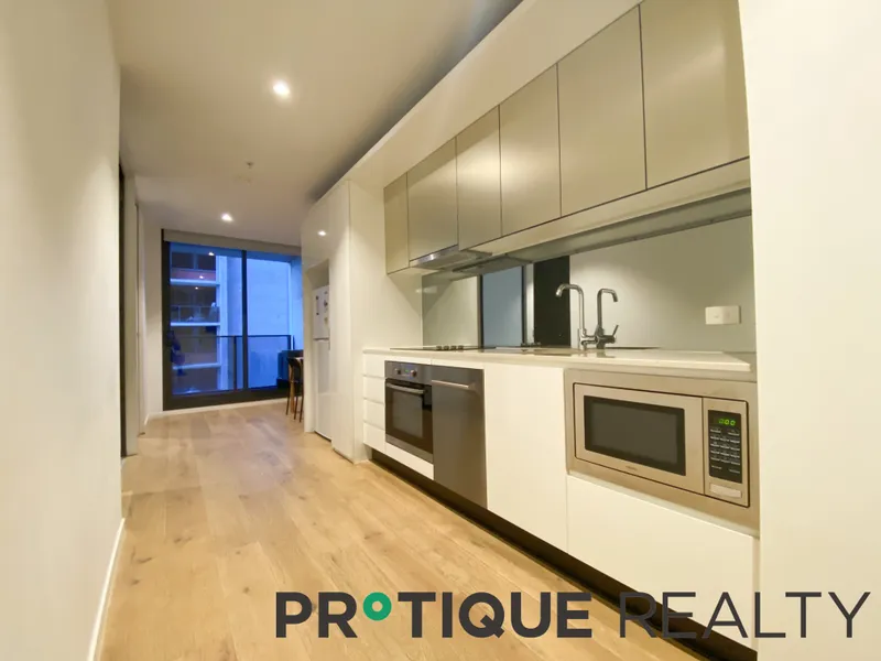 One Bedroom Apartment with Fridge and Washing Machine, Located In The Manhattan Buidling!