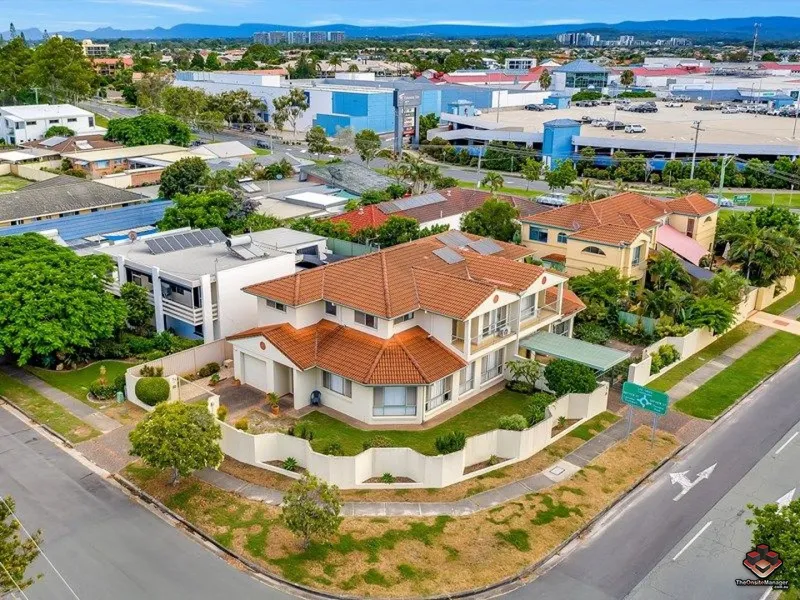 HEART RUNAWAY BAY 3 BED TOWNHOUSE