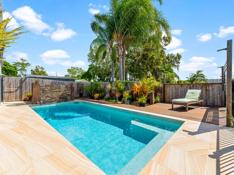 LOVE TO ENTERTAIN? FABULOUS FAMILY HOME, WITH SENSATIONAL POOL AND OUTDOOR BAR, LARGE FULLY FENCED 700M2 BLOCK WITH SECURE ELECTRIC GATE!