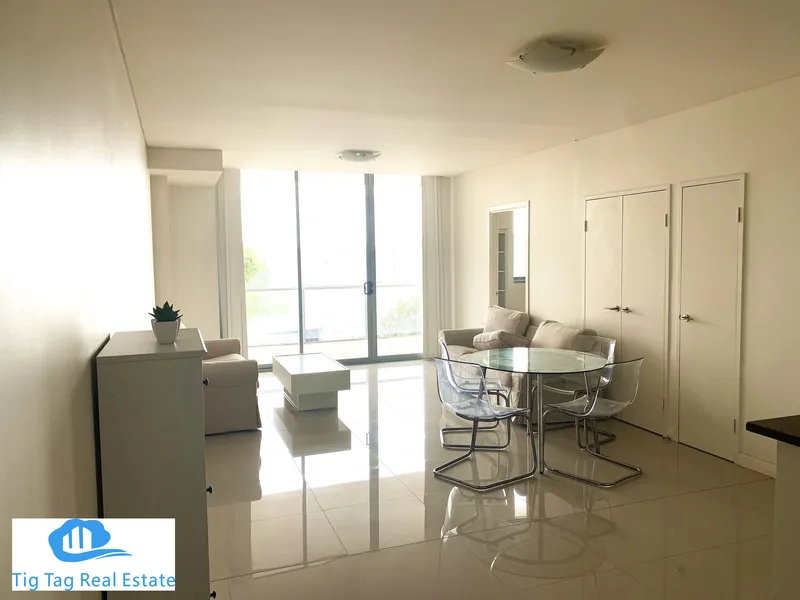 Modern Spacious Three Bedroom Apartment in Botany
