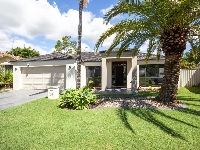 LARGE FAMILY HOME WITH STUNNING RESORT STYLED POOL