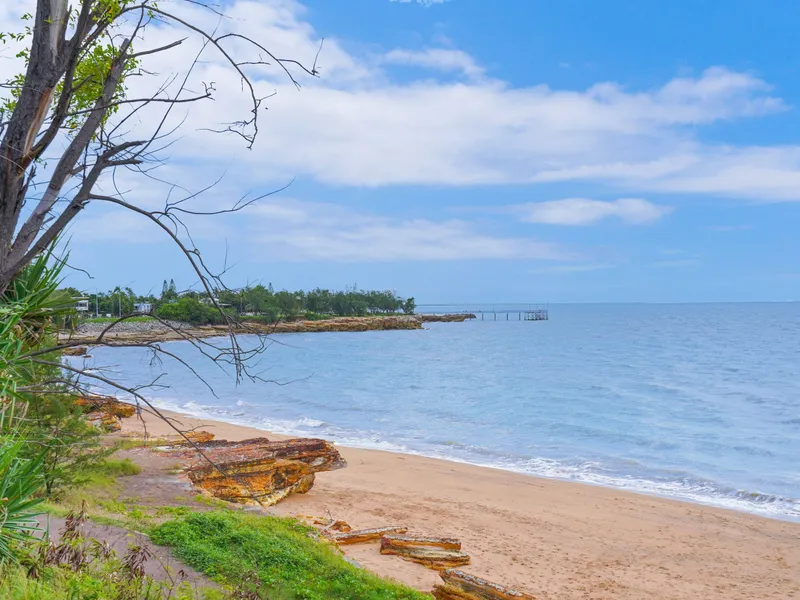 SPACIOUS UNIT CLOSE TO THE FORESHORE