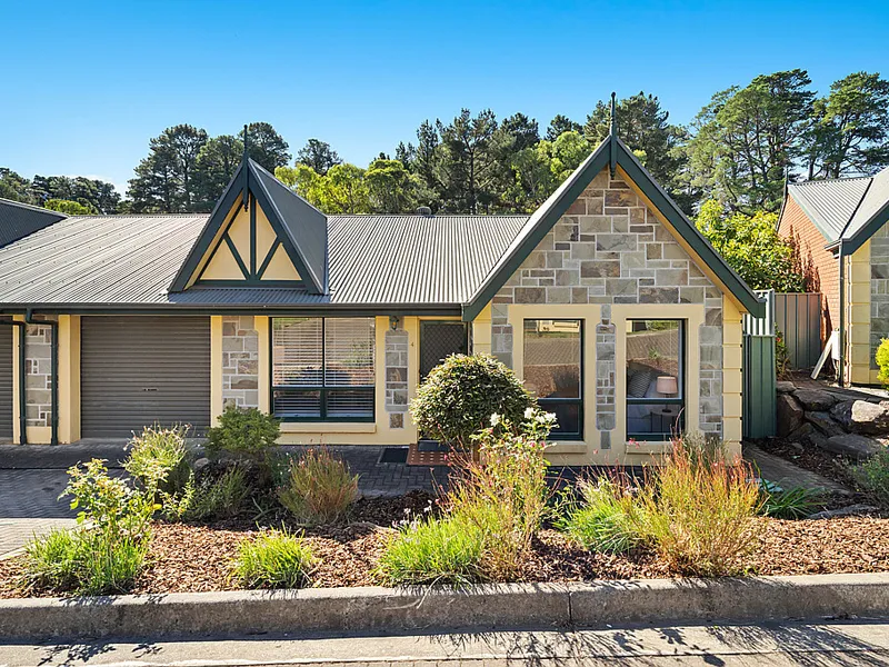 Charming home in cracker location!