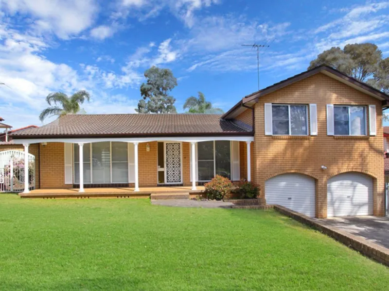 2 WEEKS FREE RENT - HUGE FAMILY HOME WITH INGROUND POOL 