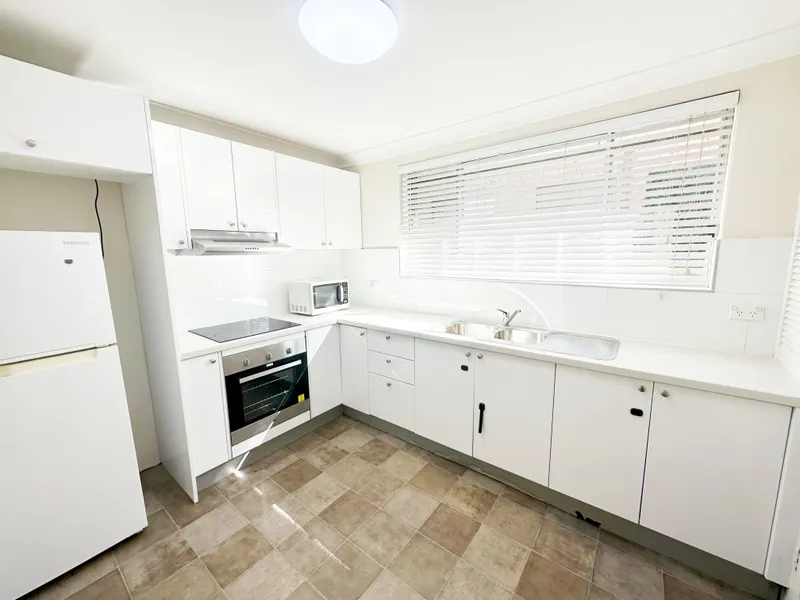 Spacious 2 Bedroom Apartment close to Westmead Station