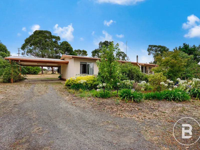 DELIGHTFUL HOME ON 5 ACRES NEAR THE DELACOMBE TOWN SHOPPING CENTRE.