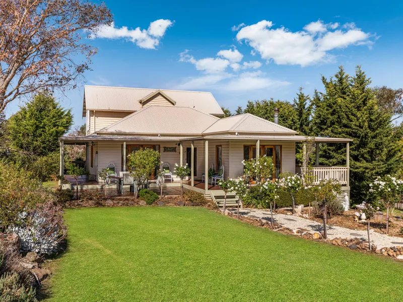 Large Family Home in the traditional country style and setting and only a short walk to Maldon Township!