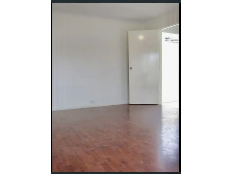 2 Bed House in 2 Mins walk to Macquarie Fields Train Station