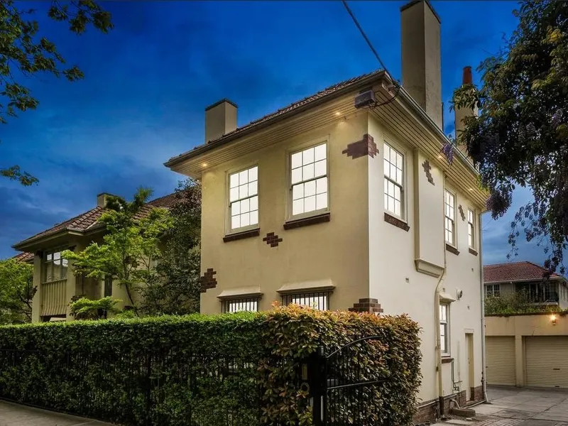 Classic Apartment in Blue Chip Location