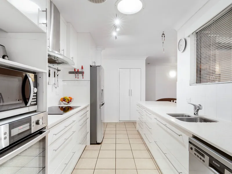 LOW-SET BRICK BEAUTY ON 642M2