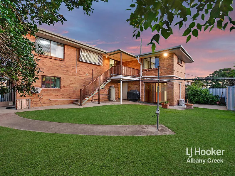 SENSATIONAL FAMILY HOME WITH DUAL LIVING + SIDE ACCESS + SOLAR