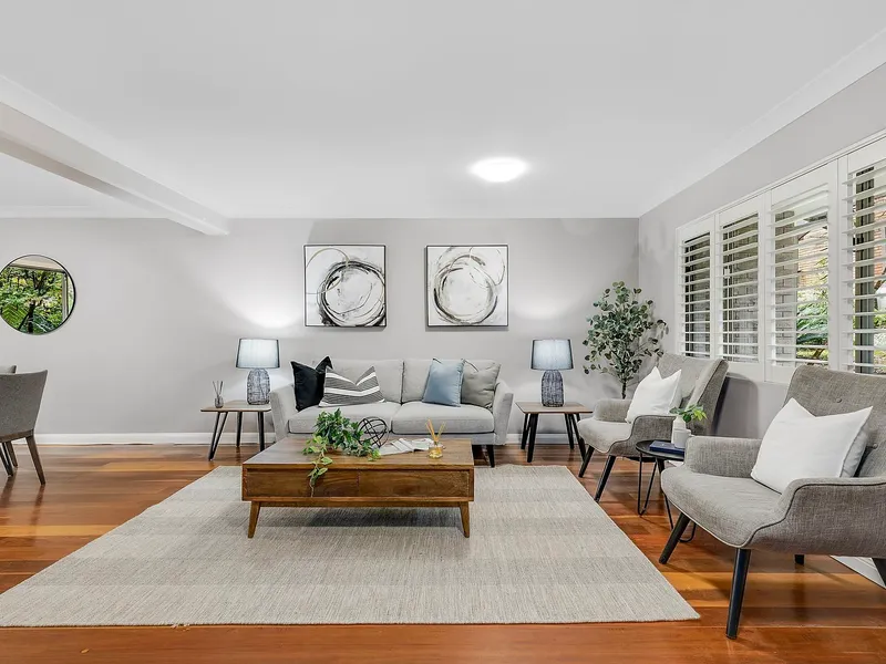 Spacious three bedroom residence in leafy, private setting