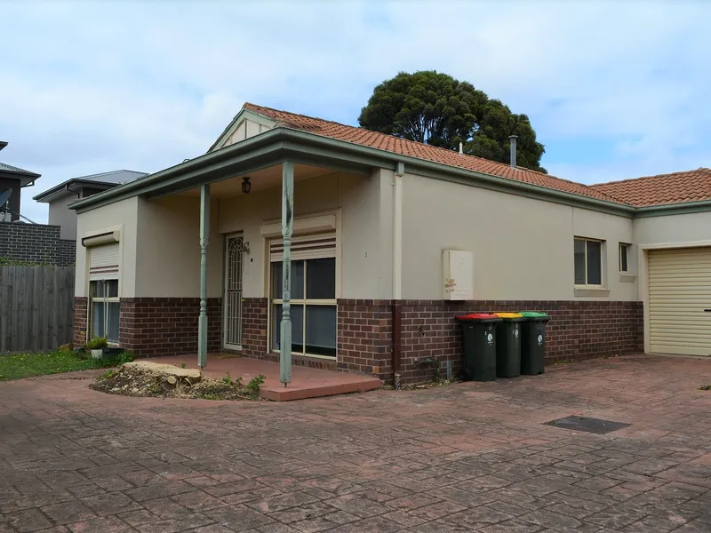 WELL MAINTAINED UNIT IN A GREAT LOCATION..