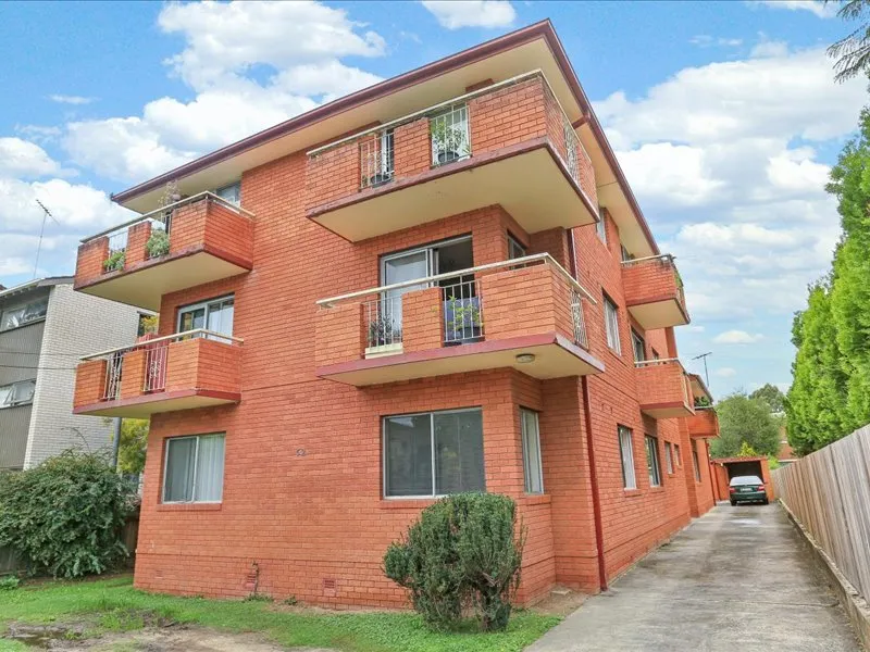 Ground Floor Unit With Freshly Painted 2 bedroom Unit