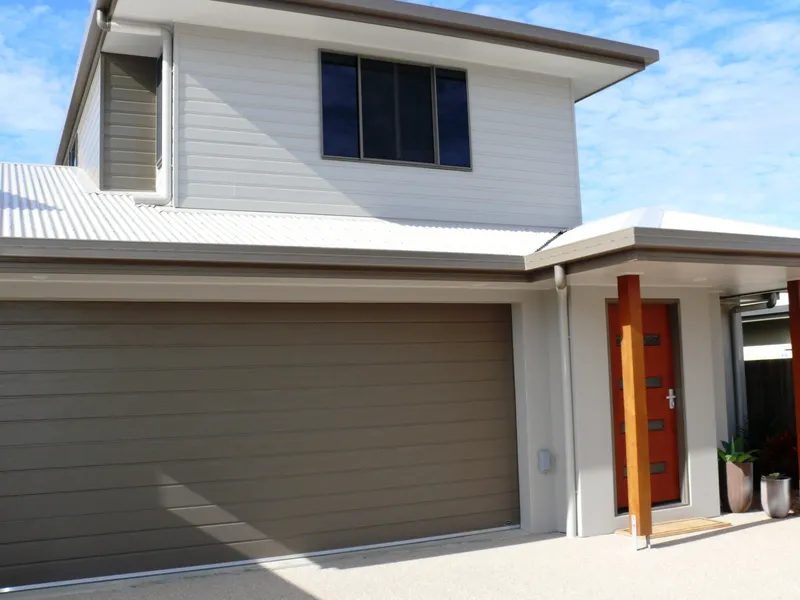 Just a 50m walk to beautiful Blacks Beach !