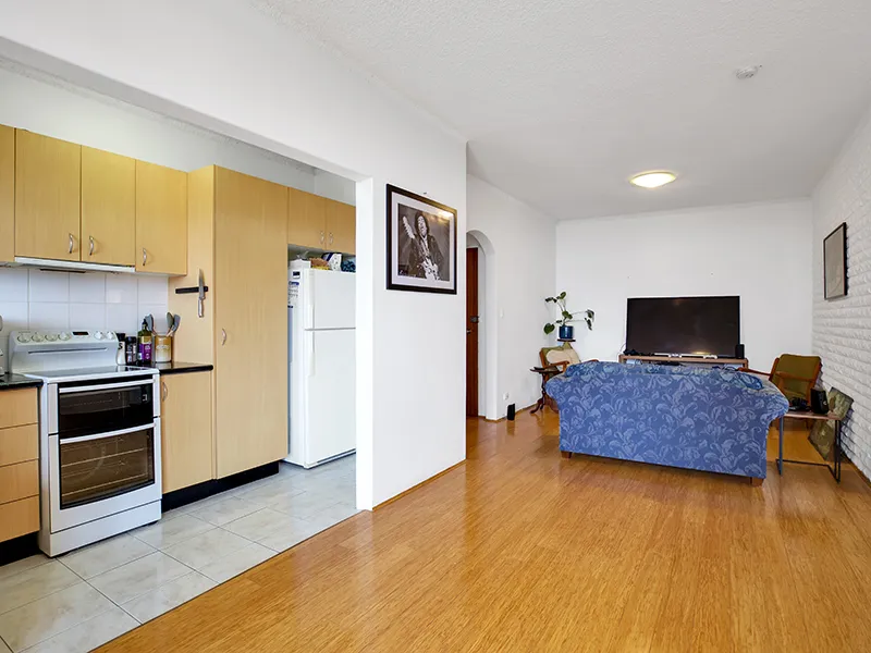 Spacious 2 bedroom apartment with balcony & garage