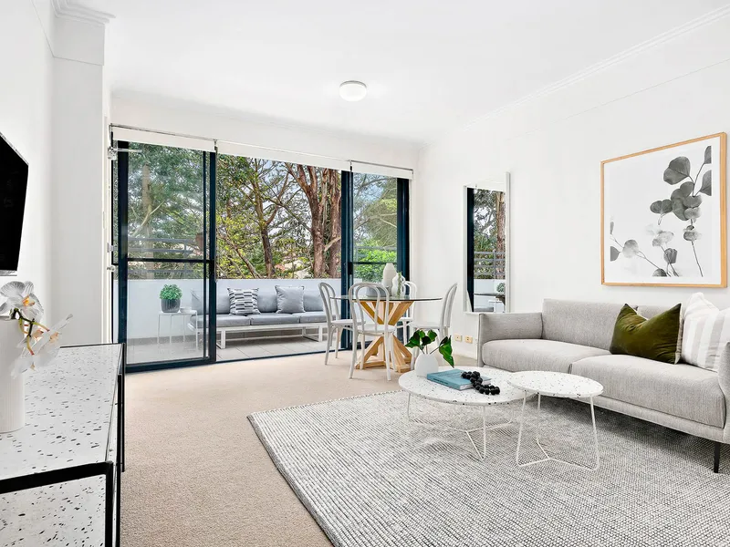 LIGHT FILLED, SPACIOUS TOP FLOOR ART DECO INSPIRED APARTMENT, SHORT WALK TO CENTENNIAL PARK & VILLAGE SHOPS