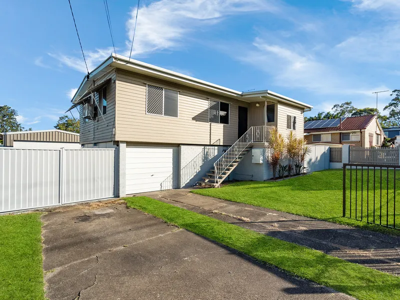 NEAT & TIDY HIGH-SET MEETS THE ULTIMATE LOCATION!