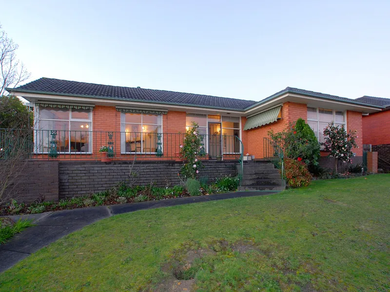 FRESHLY PAINTED - FAMILY HOME WITH BUNGALOW