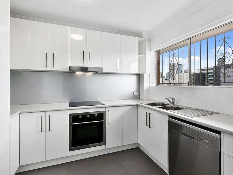 MODERN & SPACIOUS!