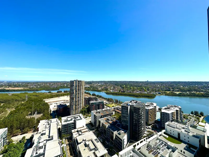 TWO CAR PARK SPOTS | WATER VIEW | WINTER GARDEN | STUNNING