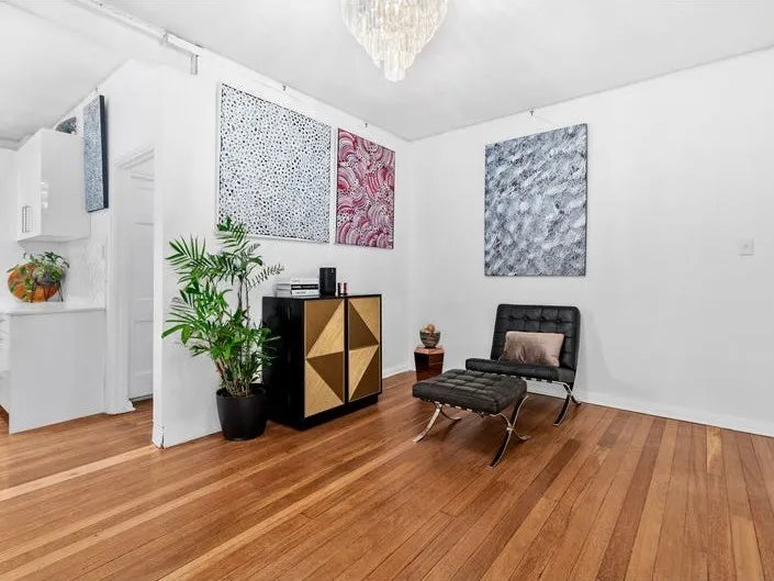 FULLY FURNISHED, QUIET RENOVATED APARTMENT IN BEAUTIFUL ART DECO BUILDING