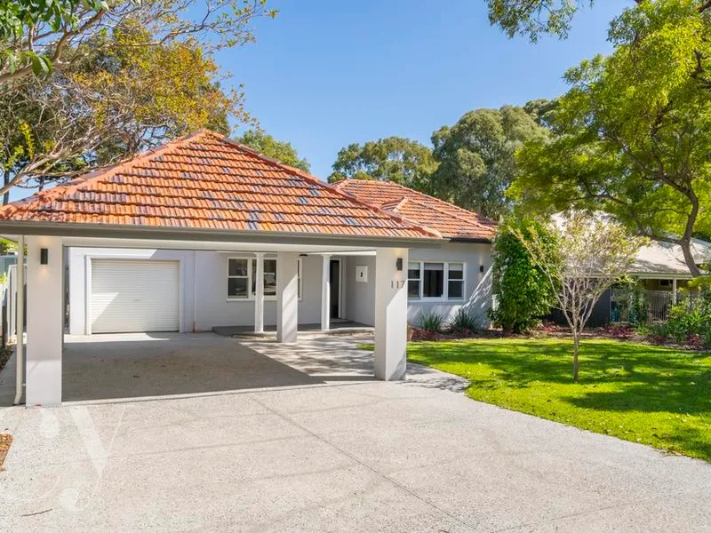 THE GLAMOROUS ENTERTAINER