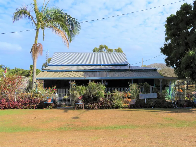 Cute Cottage With Huge 1581m2 Yard To Park The Caravan Or Boat!!