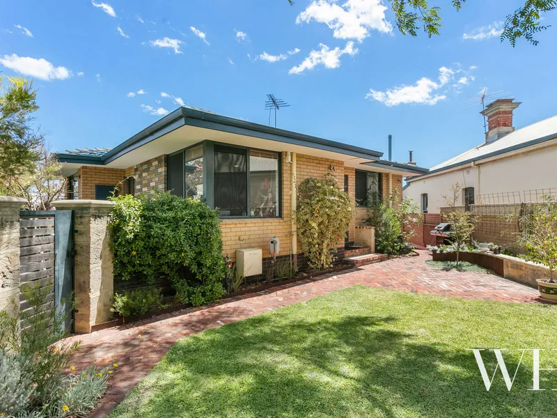 Retro central, enchanting garden