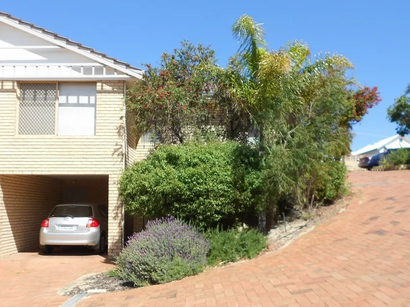 TERRIFIC TOWNHOUSE CLOSE TO BEACH