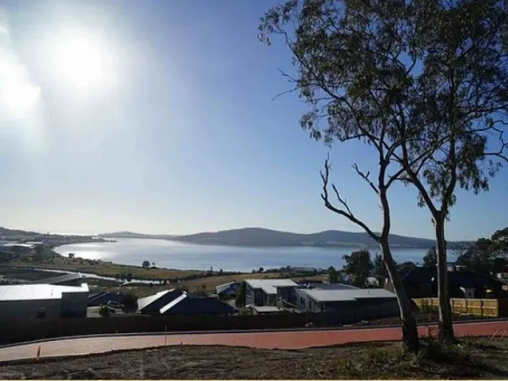 CUL-DE-SAC ALLOTMENT OF 2333M2 WITH BAY VIEWS JUST 15 MINUTES FROM HOBART CBD