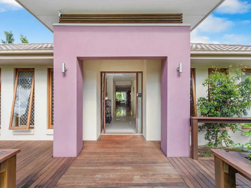 IMMACULATE MODERN STYLISH HOME LOOKING FOR NEW OWNER