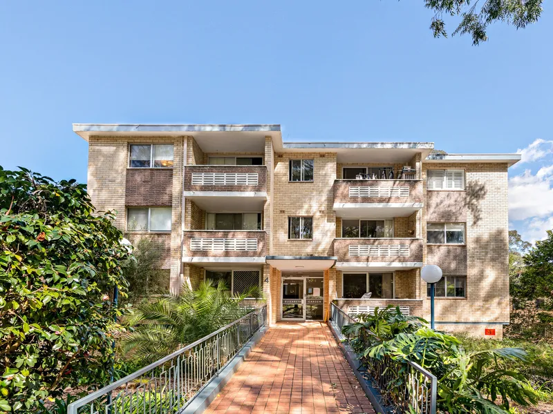 Serene recently updated apartment close to transport and village hub
