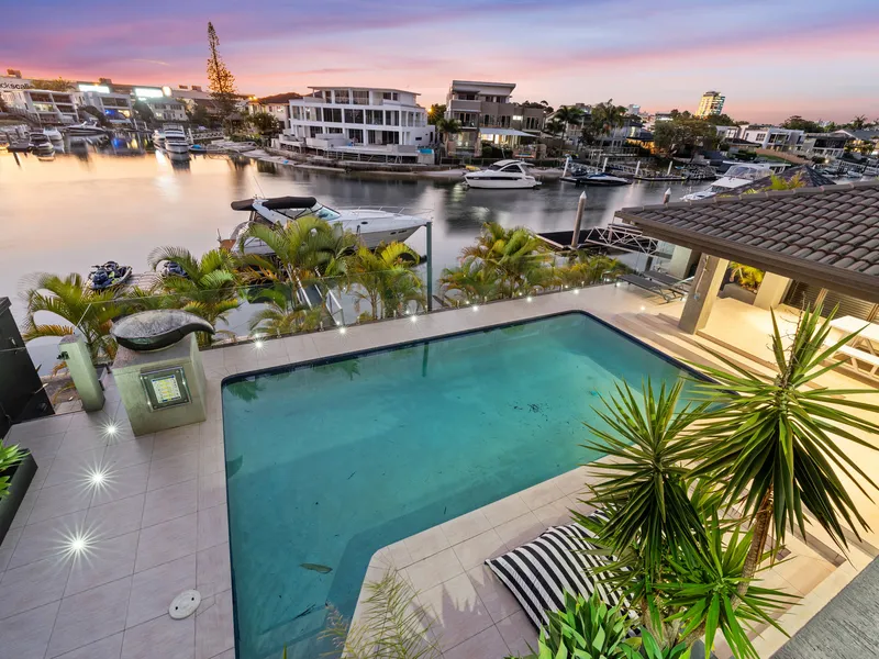 Isle Of Capri Waterfront Entertainer