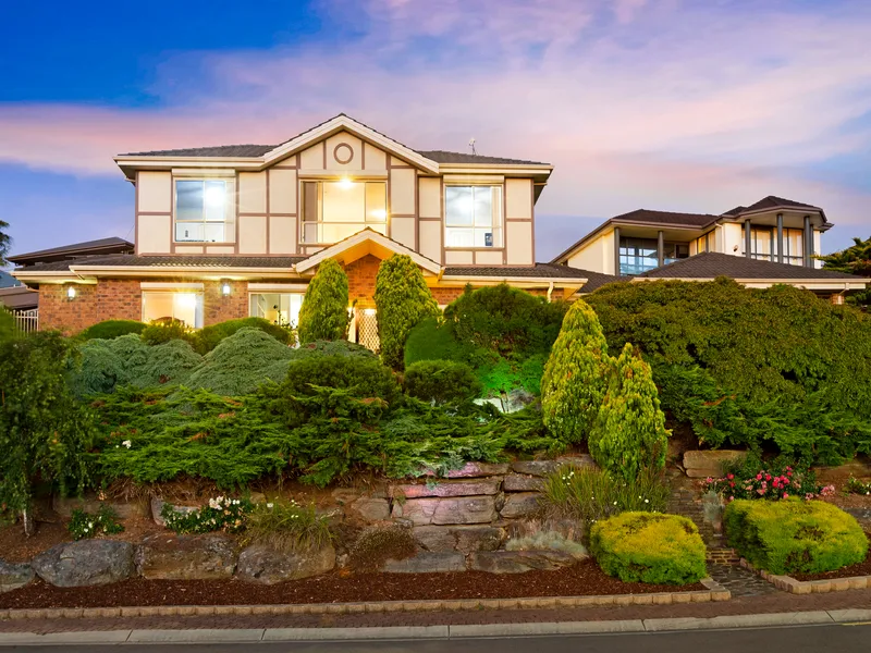 Spacious Family Home with a View!