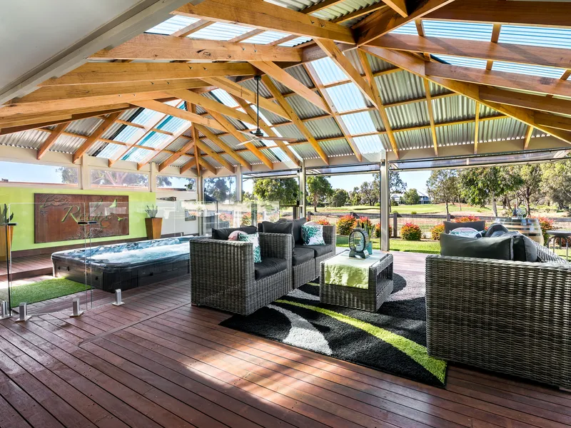 Queenslander-inspired entertainer with expansive views over the Eynesbury Golf Course! 