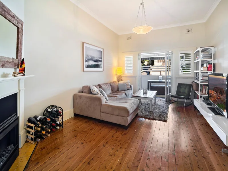 Charming 2-Bedroom Art Deco Apartment