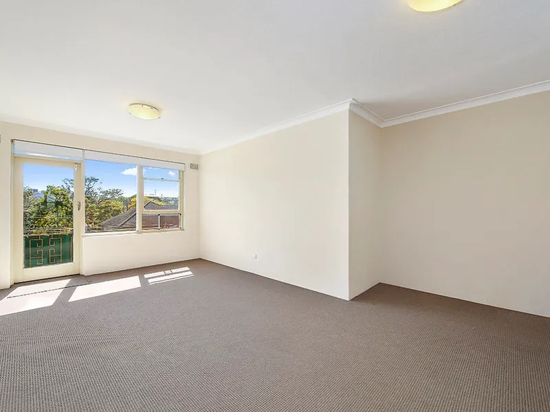 SUNNY TWO BEDROOM TOP FLOOR APARTMENT!