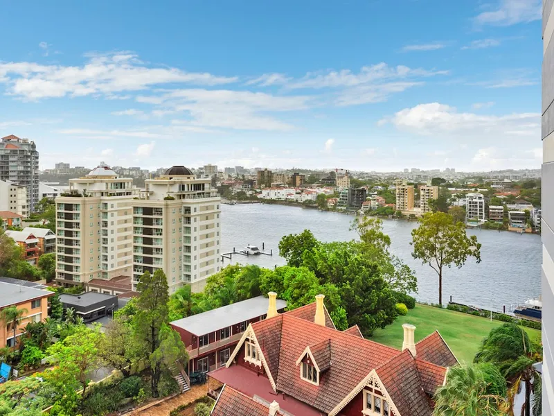 Bright, Private, Modern Home in Desirable Kangaroo Point Locale