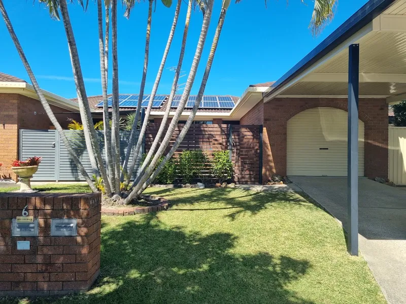 Immaculate 3 brm duplex available now! Burleigh Waters quiet position in a cul de sac.